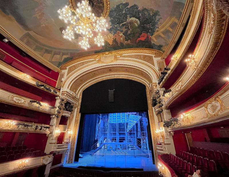 L’intérieur majestueux de la Comédie-Française à Paris, symbolisant l’héritage durable de Molière et les représentations du dimanche. 